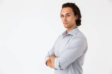 Ofis gömlekli çekici iş adamının kameraya bakışı