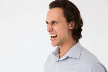 Ofis gömlekli kızgın iş adamının görüntüsü.