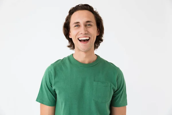 Bild eines glücklichen jungen Mannes im einfachen T-Shirt, der in die Kamera lächelt — Stockfoto