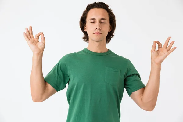 Image d'un jeune homme concentré tenant les doigts ensemble dans la méditation — Photo