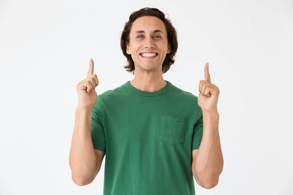 Image d'un jeune homme positif souriant et pointant les doigts vers le haut — Photo