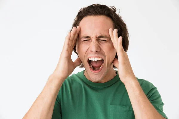 Bild eines emotionalen jungen Mannes, der schreit und seine Schläfen berührt — Stockfoto
