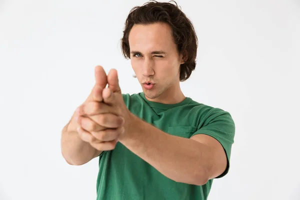 Изображение сумасшедшего молодого человека в простой футболке с жестом пистолета пальцами — стоковое фото