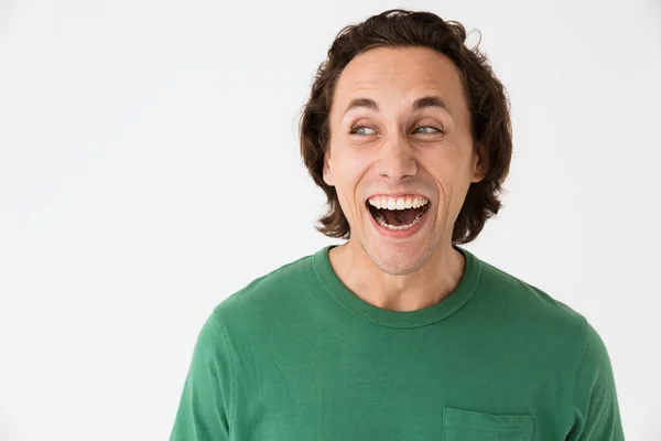 Bilde av en forbløffet brunettmann med grunnleggende T-skjorte som ler av kameraet – stockfoto