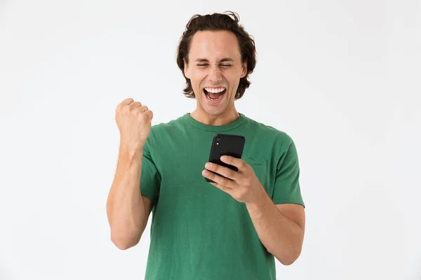 Зображення щасливої брюнетки чоловік кричить і тримає смартфон — стокове фото