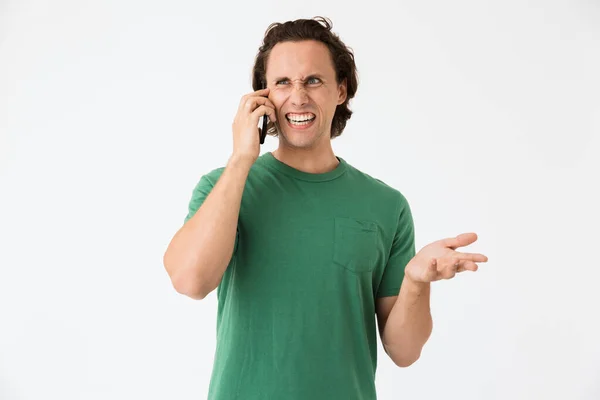 Изображение эмоционального брюнетки мужчина разговаривает на смартфоне — стоковое фото