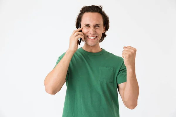 Image d'homme brune heureux souriant et parlant sur smartphone — Photo