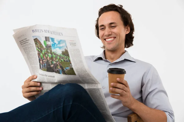Image d'un homme d'affaires buvant du café et lisant un journal en ar — Photo