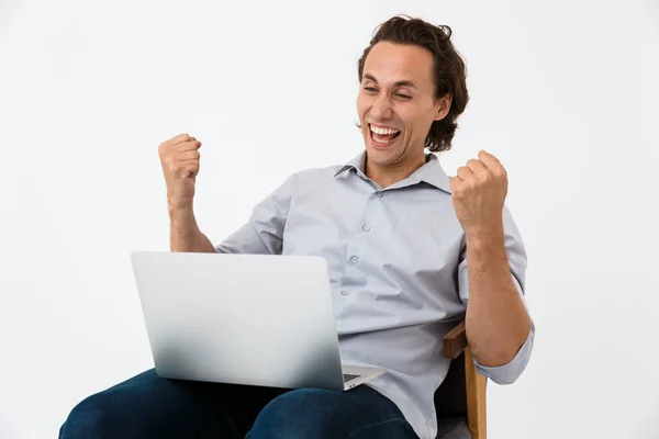 Image d'homme d'affaires excité en chemise de bureau se réjouissant tout assis — Photo