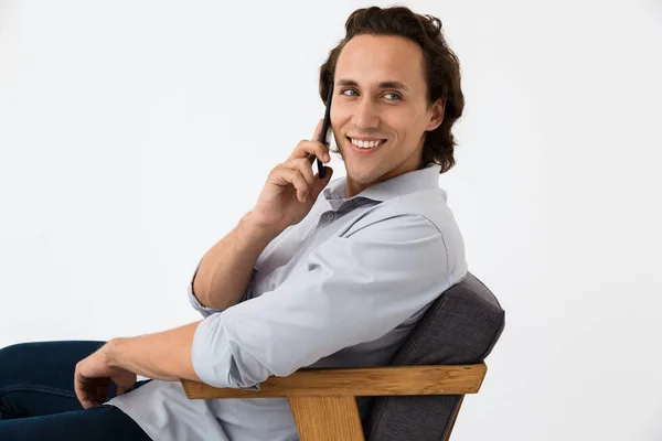 Bild av affärsman talar på smartphone medan du sitter i arm — Stockfoto