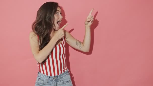 Cheerful Brunette Woman Pointing Copyspace Rejoicing Pink Background — 비디오