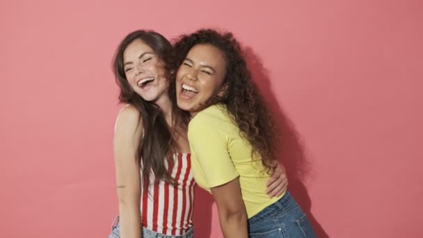 Dos Amigas Guapas Felices Divirtiéndose Juntas Mirando Cámara Sobre Fondo — Vídeo de stock