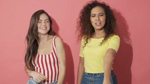 Neşeli Güzel Kız Arkadaş Pembe Arka Planda Dans Edip Eğleniyorlar — Stok video