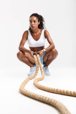 Vuruş ipleriyle egzersiz yapan Afrikalı Amerikalı kadın portresi.
