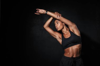 Kendine güvenen Afrikalı genç bir fitness kadını