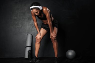 Spor yaptıktan sonra kendine güvenen Afrikalı fitness kadını