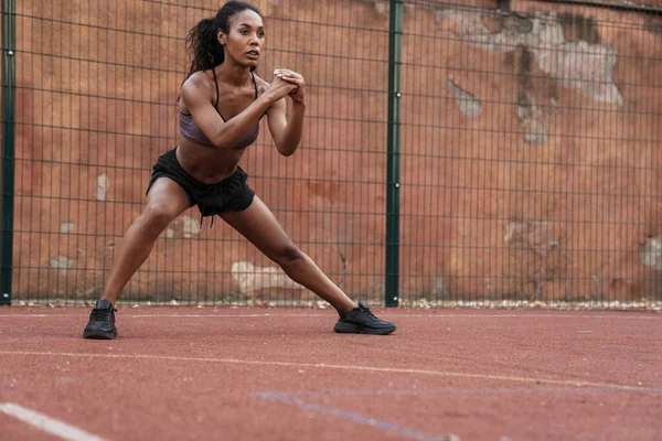 Foto av afrikansk amerikansk kvinna som motionerar under träningen — Stockfoto