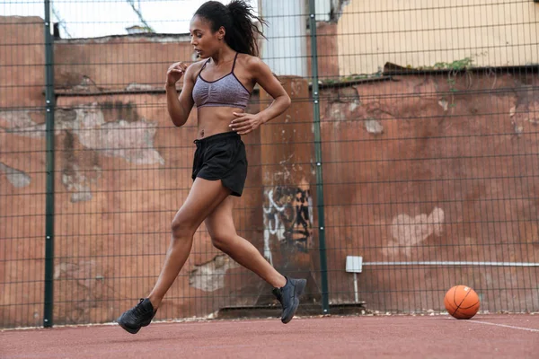 Foto de uma mulher afro-americana correndo enquanto fazia exercício — Fotografia de Stock