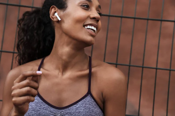 이어폰으로 음악을 듣고 있는 아프리카계 미국 여성의 모습 — 스톡 사진