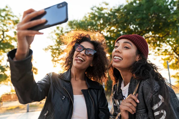 Imagen de chicas afroamericanas tomando selfie en outdo de celular — Foto de Stock