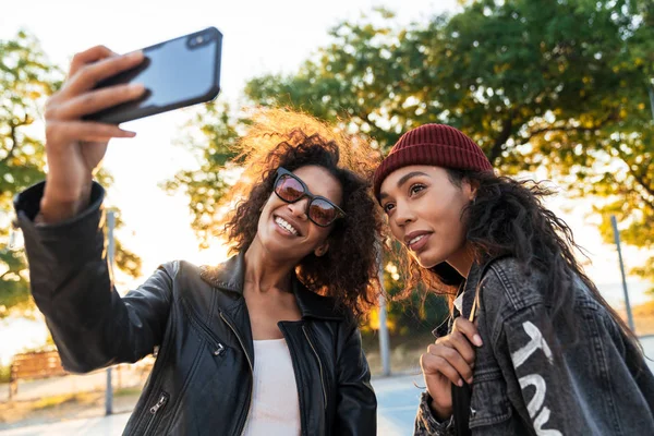 Εικόνα αφροαμερικανών κοριτσιών που βγάζουν selfie στο κινητό outdo — Φωτογραφία Αρχείου