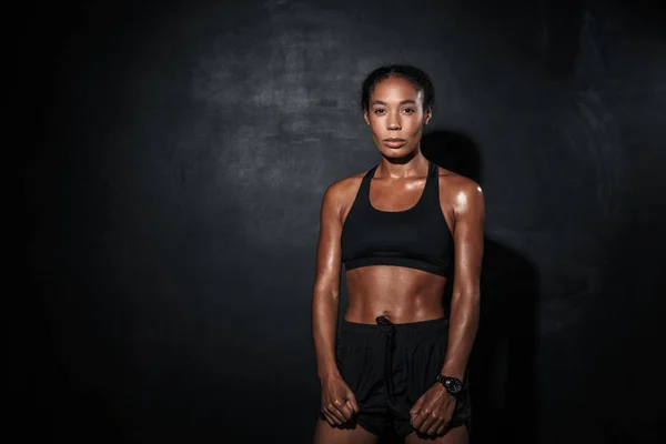 Atractiva musculosa joven africana deportista de pie — Foto de Stock