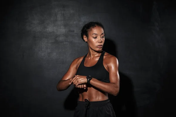 Atraktivní svalnatá mladá africká sportovkyně stojící — Stock fotografie