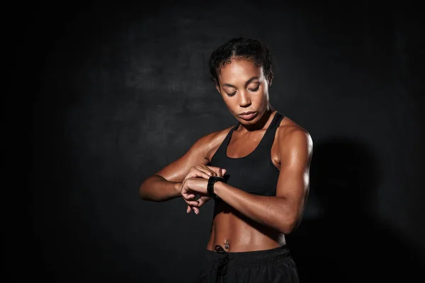 Attraktive muskulöse junge afrikanische Sportlerin stehend — Stockfoto