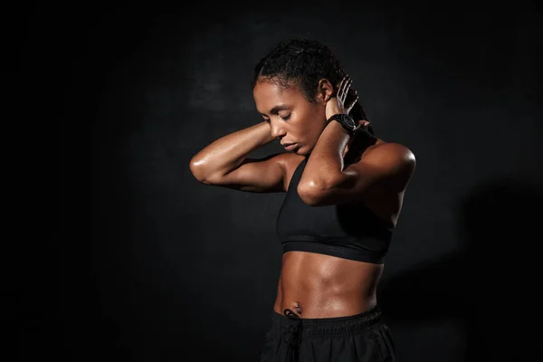 Fiducioso in forma giovane donna africana fitness — Foto Stock