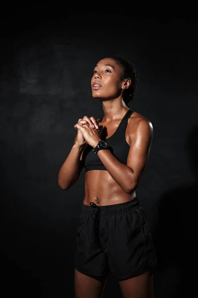 Attraktive muskulöse junge afrikanische Sportlerin stehend — Stockfoto
