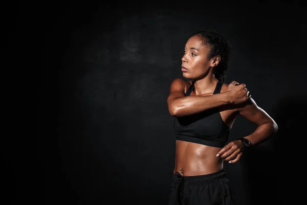 Fiducioso in forma giovane donna africana fitness — Foto Stock
