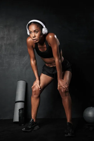 Confiante jovem africana fitness mulher descansando após o treino — Fotografia de Stock