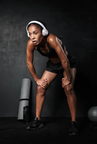 Selbstbewusste junge afrikanische Fitness-Frau ruht sich nach dem Training aus — Stockfoto