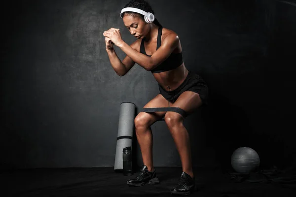 Joven mujer de fitness africana confiada descansando después del entrenamiento — Foto de Stock