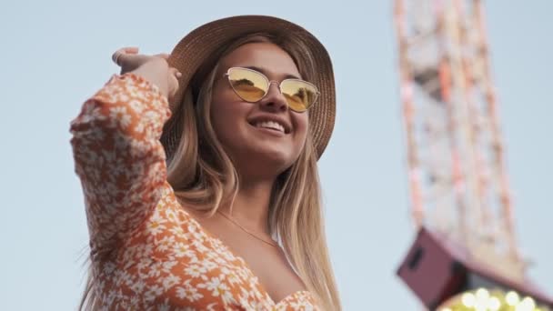 Uma Visão Inferior Mulher Sorridente Feliz Usando Chapéu Parque Diversões — Vídeo de Stock