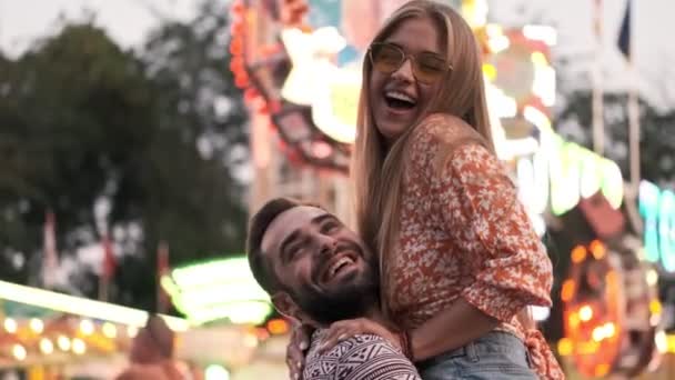 Feliz Joven Sonriente Sosteniendo Una Hermosa Mujer Sus Brazos Parque — Vídeo de stock