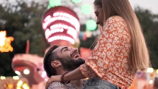 Feliz Joven Sonriente Pareja Hombre Mujer Divierten Parque Atracciones — Vídeo de stock