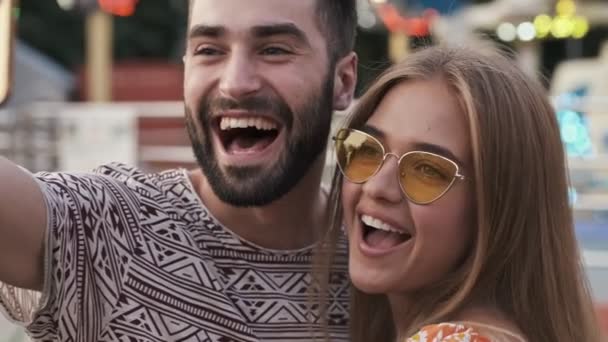Feliz Joven Sonriente Pareja Hombre Mujer Están Tomando Una Selfie — Vídeos de Stock