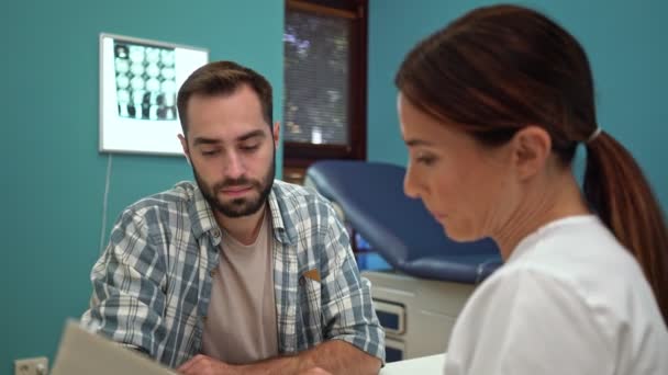 Una Seria Dottoressa Concentrata Sta Parlando Della Storia Medica Una — Video Stock