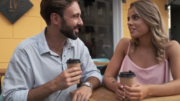 Una Pareja Joven Guapa Está Tomando Café Tazas Papel Cafetería — Vídeos de Stock