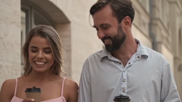 Alegre Feliz Jovem Casal Amoroso Estão Andando Pela Rua Livre — Vídeo de Stock