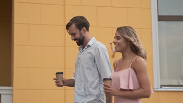 Vedere Laterală Unui Cuplu Pozitiv Tânăr Bărbat Femeie Merg Stradă — Videoclip de stoc