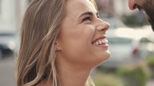 Boldog Szép Pár Ölelkezik Miközben Város Utcájában Állnak Egymásra Néznek — Stock videók