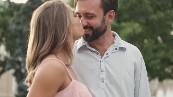 Preciosa Pareja Están Abrazando Mientras Que Pie Calle Ciudad Verano — Vídeo de stock