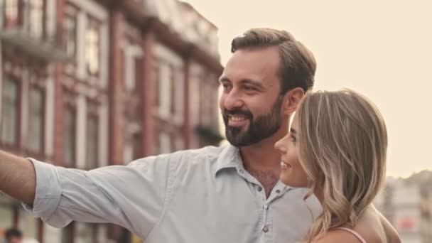 Nice Smiling Young Couple Man Woman Taking Selfie Smartphone City — 비디오