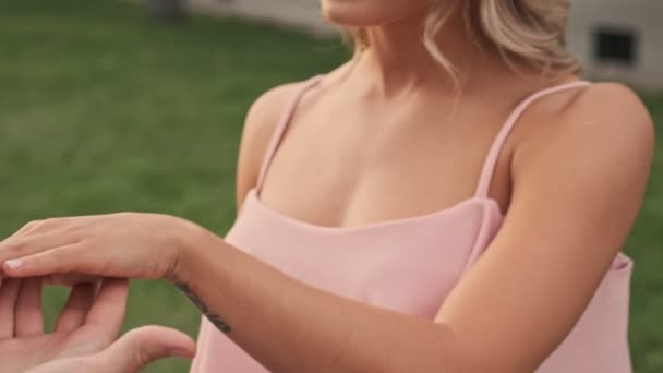 Ein Mann Legt Einer Schönen Frau Sommer Einen Ring Den — Stockvideo