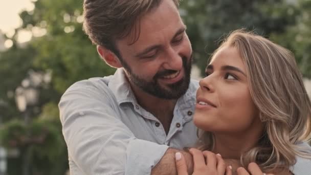 Bom Jovem Casal Homem Mulher Estão Abraçando Rua Cidade Verão — Vídeo de Stock