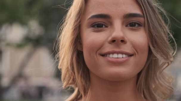 Vista Cerca Mujer Bastante Sonriente Está Mirando Cámara Afuera Calle — Vídeo de stock