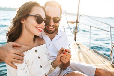 Genç ve sevecen çiftimiz dışarıda iyimser.