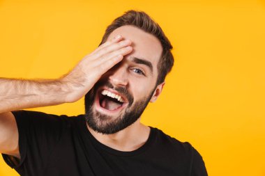 Tişörtlü çekici bir adamın gülüşü ve dokunuşu.